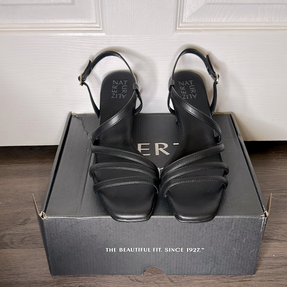 NWOT Naturalized black heels